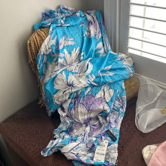 4 scarves bundle, one faux fur infinity, one silk, one NWT, one gray/cream - Picture 4 of 6